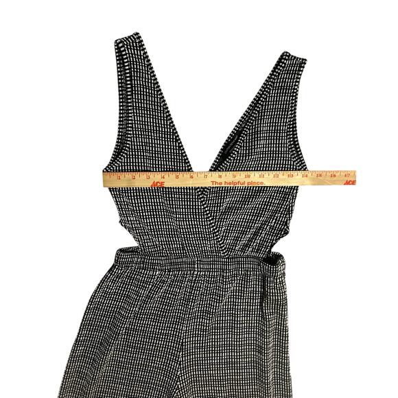Caution to the Wind Black Cream Sleeveless Jumpsuit V-Neck Size Small Cutout - Picture 6 of 12